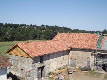 Rénovation de maison et grange en Charente avec Génération Coop, couverture, charpente et bardage